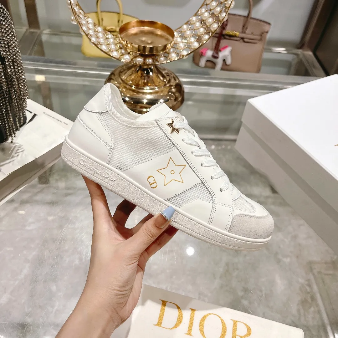 👟👟Ex-factory price 560👟👟Dior2024 new white shoes, Dior Dior Star women's sports shoes, very light summer white shoes. The upper is carefully made of imported suede, decorated with tonal suede panels, metal stars decorate the lace eyelets, and breathable mesh inside. The upper is punched and designed not to stuffy the feet. It is equipped with Christian Dior logo and thin soles. The thick sole is suitable for all seasons! Size: 35-41 (40 and 41 are customized and cannot be returned or exchanged)